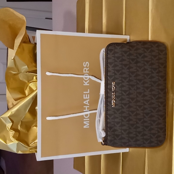 Michael Kors Jet Set LARGE Logo Wristlet NWT 8.5 x 5.5 GREAT PRICE - Picture 1 of 7